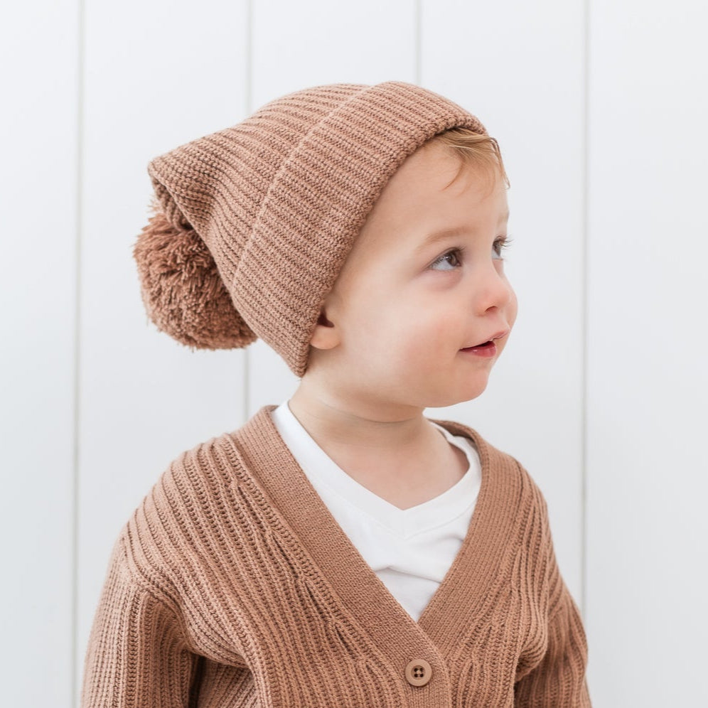 Latte_in_Chunky_Knit_Pom_beanie-01_79f0c712-cdc0-4c26-b4be-9f5d94bf7051